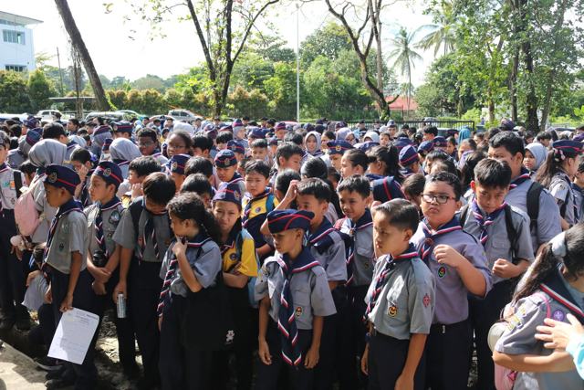 Hundreds of Scouts for the open field day